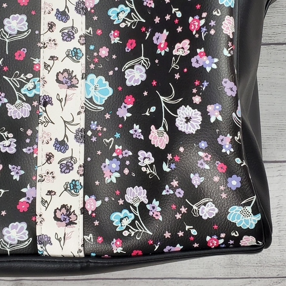 Betsey Johnson Weekender Floral Matching Wristlet - Picture 4 of 16